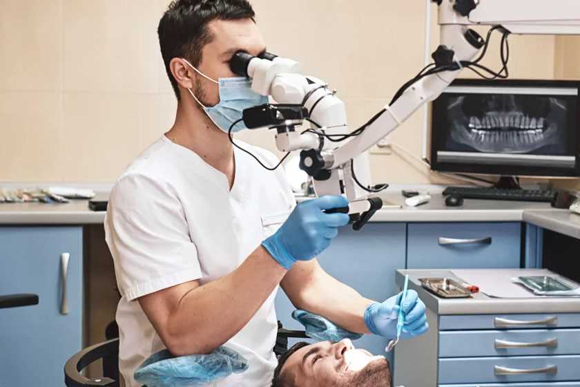 Широкое применение микроскопа в лечении зубов