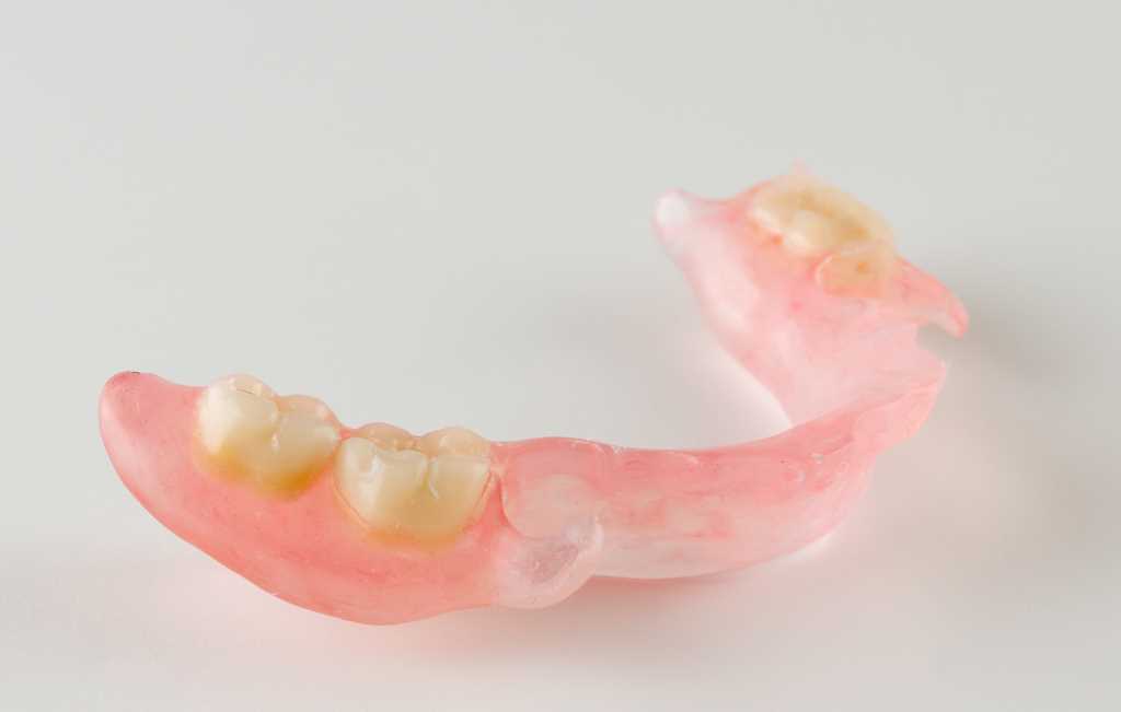 Зубные протезы съемные нейлоновые: особенности ухода