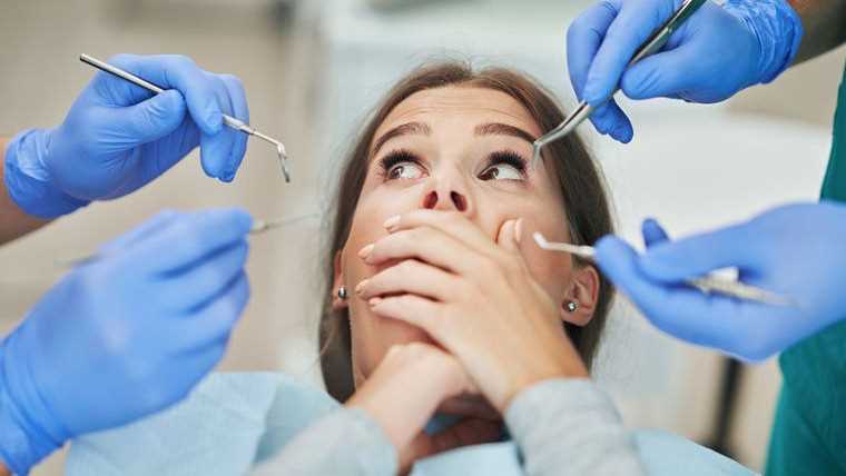 Больно ли ставить импланты зубов?
