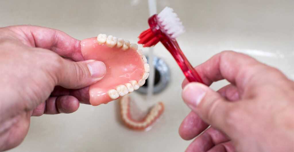 Как привыкнуть к съемному зубному протезу?